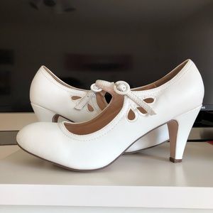 White Vintage 40’s / 50’s Closed Toe Heels